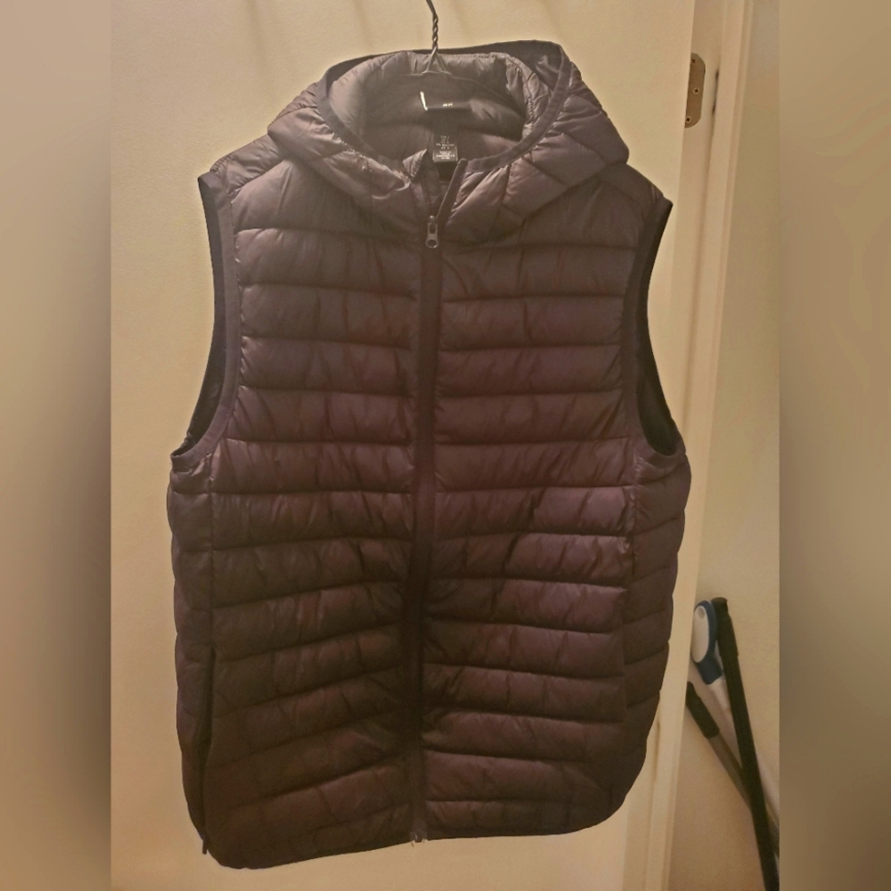 H&M black light weight puffer vest with hood size large